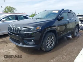 2019 Jeep Cherokee Latitude Plus with VIN 1C4PJMLB5KD489488, listed as a IAAI auction lot 42147598 with 33,002 mi miles and . Bid and sale history available at carsss.com. Image 2.