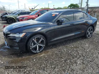 2024 Volvo S60 Plus Dark Theme z VIN 7JRL12FL6RG325104, wystawiony jako Copart lot #55945035 z przebiegiem 8 194 mil mil oraz Czysty tytuł • Clean title. Historia ofert i sprzedaży dostępna na DreamBid. Obrazek 1.