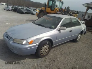 1997 Toyota Camry LE z VIN 4T1BG22K8VU108750, wystawiony jako IAAI lot #41706625 z przebiegiem 296 386 mil mil oraz . Historia ofert i sprzedaży dostępna na DreamBid. Obrazek 2.