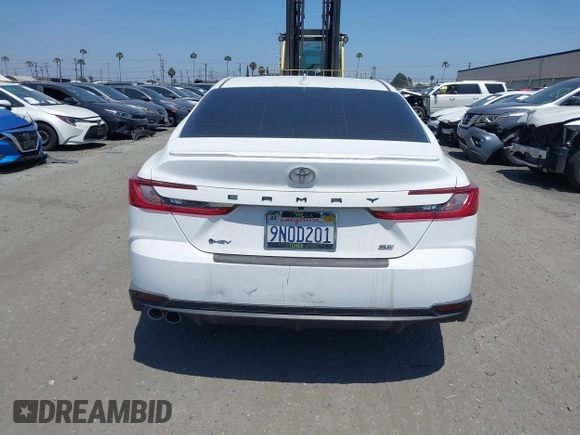 2025 Toyota Camry LE z VIN 4T1DAACK8SU029853, wystawiony jako IAAI lot #41813312 z przebiegiem 25 522 mil mil oraz . Historia ofert i sprzedaży dostępna na DreamBid. Obrazek 17.