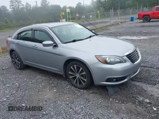 2013 Chrysler 200 Touring z VIN 1C3CCBBG7DN715834, wystawiony jako IAAI lot #42375780 z przebiegiem 157 484 mil mil oraz . Historia ofert i sprzedaży dostępna na DreamBid. Obrazek 1.