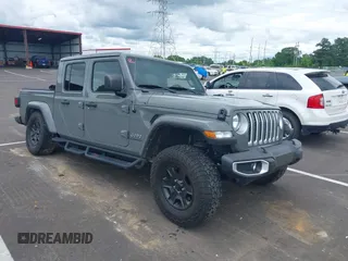 2021 Jeep Gladiator High Altitude z VIN 1C6HJTFG1ML597807, wystawiony jako IAAI lot #42336812 z przebiegiem 46 450 mil mil oraz . Historia ofert i sprzedaży dostępna na DreamBid. Obrazek 1.