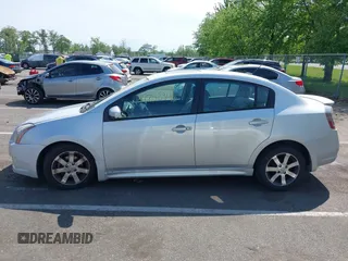 2012 Nissan Sentra S z VIN 3N1AB6AP5CL763977, wystawiony jako IAAI lot #42252346 z przebiegiem 170 117 mil mil oraz . Historia ofert i sprzedaży dostępna na DreamBid. Obrazek 13.