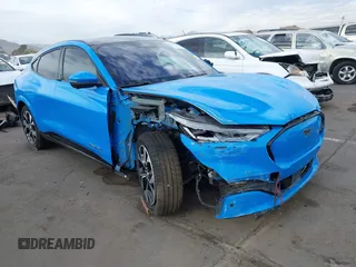 2021 Ford Mustang Mach-E Premium z VIN 3FMTK3SU3MMA08066, wystawiony jako IAAI lot #42004604 z przebiegiem 36 504 mil mil oraz . Historia ofert i sprzedaży dostępna na DreamBid. Obrazek 1.