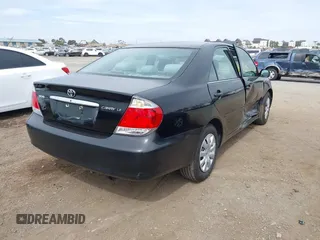 2005 Toyota Camry STD z VIN 4T1BE32K65U383111, wystawiony jako IAAI lot #41735806 z przebiegiem 115 285 mil mil oraz . Historia ofert i sprzedaży dostępna na DreamBid. Obrazek 4.