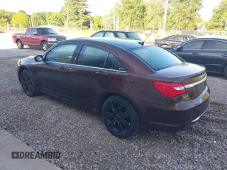 2013 Chrysler 200 Touring z VIN 1C3CCBBB7DN549447, wystawiony jako IAAI lot #42237639 z przebiegiem 145 307 mil mil oraz . Historia ofert i sprzedaży dostępna na DreamBid. Obrazek 3.