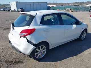 2013 Mazda 2 Touring z VIN JM1DE1LYXD0157874, wystawiony jako IAAI lot #41999395 z przebiegiem 136 954 mil mil oraz . Historia ofert i sprzedaży dostępna na DreamBid. Obrazek 4.