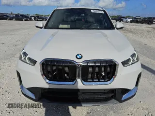 2023 BMW X1 xDrive28i z VIN WBX73EF02P5X84109, wystawiony jako Copart lot #57438595 z przebiegiem 25 421 mil mil oraz Tytuł czysty. Historia ofert i sprzedaży dostępna na DreamBid. Obrazek 5.