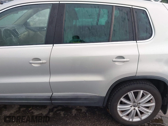 2013 Volkswagen Tiguan SE z VIN WVGAV7AX2DW532486, wystawiony jako IAAI lot #42813235 z przebiegiem 164 321 mil mil oraz . Historia ofert i sprzedaży dostępna na DreamBid. Obrazek 6.