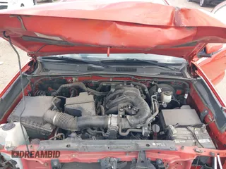 2018 Toyota Tacoma SR5 z VIN 3TMAZ5CN2JM076140, wystawiony jako IAAI lot #41913486 z przebiegiem 142 212 mil mil oraz . Historia ofert i sprzedaży dostępna na DreamBid. Obrazek 10.
