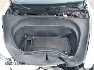 2025 Tesla Model 3 Long Range z VIN 5YJ3E1EB9SF904223, wystawiony jako IAAI lot #41611201 z przebiegiem 690 mil mil oraz . Historia ofert i sprzedaży dostępna na DreamBid. Obrazek 10.