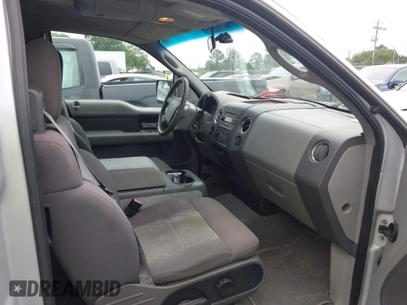 2004 Ford F-150 XL z VIN 1FTPX125X4NA15610, wystawiony jako IAAI lot #42316587 z przebiegiem 243 554 mil mil oraz . Historia ofert i sprzedaży dostępna na DreamBid. Obrazek 5.
