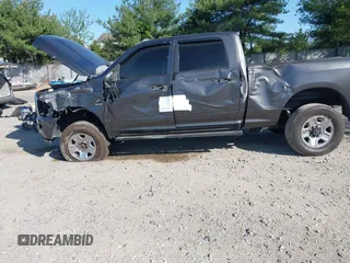2018 Ram 2500 Tradesman z VIN 3C6UR5CL1JG390282, wystawiony jako IAAI lot #42133001 z przebiegiem 256 087 mil mil oraz . Historia ofert i sprzedaży dostępna na DreamBid. Obrazek 6.