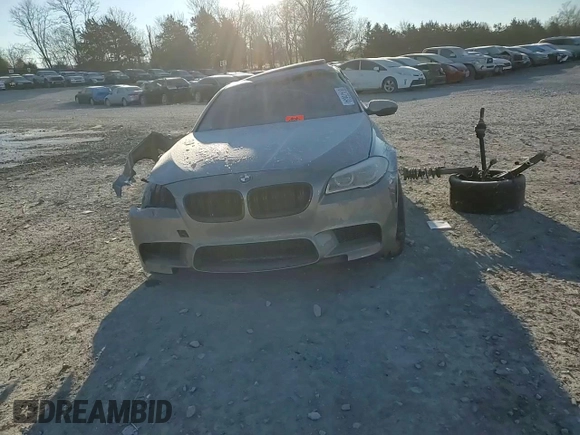 2014 BMW M5 z VIN WBSFV9C57ED593159, wystawiony jako Copart lot #87475634 z przebiegiem Nie podano mil oraz Szkody całkowita. Historia ofert i sprzedaży dostępna na DreamBid. Obrazek 10.