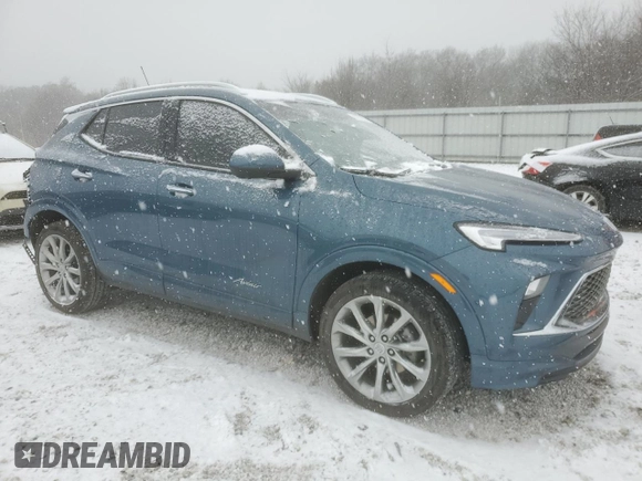 2024 Buick Encore GX Avenir z VIN KL4AMGSL9RB019571, wystawiony jako Copart lot #87971905 z przebiegiem 17 848 mil mil oraz Szkoda całkowita • Salvage title. Historia ofert i sprzedaży dostępna na DreamBid. Obrazek 4.