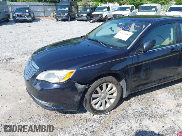 2012 Chrysler 200 Touring z VIN 1C3CCBBB1CN172726, wystawiony jako IAAI lot #42157617 z przebiegiem 198 765 mil mil oraz . Historia ofert i sprzedaży dostępna na DreamBid. Obrazek 6.