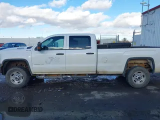 2018 GMC Sierra 2500HD z VIN 1GT12REY1JF180704, wystawiony jako IAAI lot #41157499 z przebiegiem 200 270 mil mil oraz . Historia ofert i sprzedaży dostępna na DreamBid. Obrazek 15.