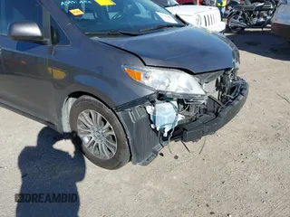 2020 Toyota Sienna XLE Auto Access Seat with VIN 5TDYZ3DC9LS049133, listed as a IAAI auction lot 41705488 with 62,216 mi miles. Bid and sale history available at carsss.com. Image 21.
