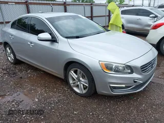2014 Volvo S60 T5 with VIN YV1612FS0E1291364, listed as a IAAI auction lot 42130425 with 140,497 mi miles. Bid and sale history available at carsss.com. Image 1.