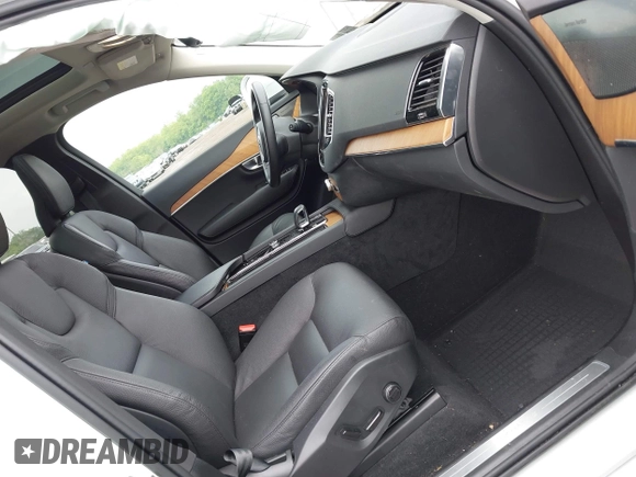 2023 Volvo XC90 Plus z VIN YV4H600N2P1975520, wystawiony jako IAAI lot #42389524 z przebiegiem 24 327 mil mil oraz . Historia ofert i sprzedaży dostępna na DreamBid. Obrazek 5.