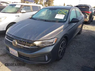 2023 Volkswagen Jetta Sport z VIN 3VWBM7BU5PM035014, wystawiony jako IAAI lot #41818798 z przebiegiem 21 202 mil mil oraz . Historia ofert i sprzedaży dostępna na DreamBid. Obrazek 17.