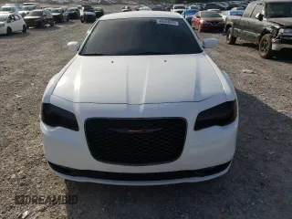 2020 Chrysler 300 S z VIN 2C3CCABG9LH189580, wystawiony jako Copart lot #49543645 z przebiegiem 76 980 mil mil oraz Szkoda całkowita • Salvage title. Historia ofert i sprzedaży dostępna na DreamBid. Obrazek 5.