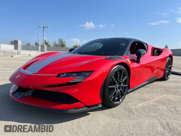 2021 Ferrari SF90 z VIN ZFF95NLA4M0265120, wystawiony jako Copart lot #55701215 z przebiegiem 5000 mil mil oraz Szkody całkowita. Historia ofert i sprzedaży dostępna na DreamBid. Obrazek 2.
