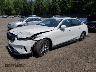 2024 BMW i5 eDrive40 z VIN WBY33FK04RCS04217, wystawiony jako Copart lot #59340595 z przebiegiem Nie podano mil oraz Czysty tytuł • Clean title. Historia ofert i sprzedaży dostępna na DreamBid. Obrazek 1.
