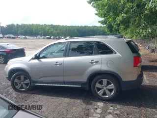 2013 Kia Sorento EX с VIN 5XYKU3A62DG371176, выставлен на аукционе IAAI как лот 42469423 с пробегом 199 505 миль миль и . История ставок и продаж доступна на DreamBid. Изображение 14.