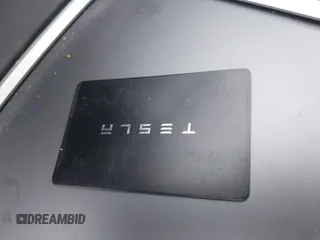 2022 Tesla Model Y Long Range z VIN 7SAYGDEE6NF419332, wystawiony jako IAAI lot #42020974 z przebiegiem 55 680 mil mil oraz . Historia ofert i sprzedaży dostępna na DreamBid. Obrazek 11.