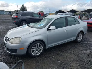 2008 Volkswagen Jetta S z VIN 3VWJM71K18M026226, wystawiony jako IAAI lot #40944671 z przebiegiem 90 016 mil mil oraz . Historia ofert i sprzedaży dostępna na DreamBid. Obrazek 2.