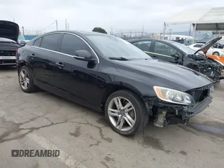 2014 Volvo S60 T5 z VIN YV1612FS2E2297239, wystawiony jako IAAI lot #42149023 z przebiegiem 192 873 mil mil oraz . Historia ofert i sprzedaży dostępna na DreamBid. Obrazek 1.