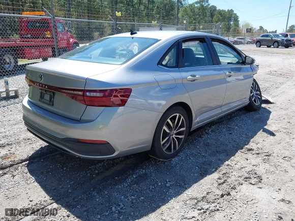 2025 Volkswagen Jetta SE with VIN 3VWEX7BU6SM018350, listed as a IAAI auction lot 41862195 with 9,131 mi miles. Bid and sale history available at carsss.com. Image 4.