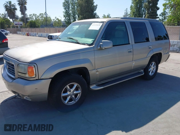 1999 Cadillac Escalade z VIN 1GYEK13R4XR419503, wystawiony jako IAAI lot #42215638 z przebiegiem 174 381 mil mil oraz . Historia ofert i sprzedaży dostępna na DreamBid. Obrazek 2.