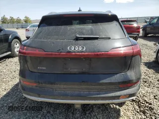 2019 Audi e-tron Premium Plus z VIN WA1LAAGE5KB014477, wystawiony jako Copart lot #52160195 z przebiegiem 75 633 mil mil oraz Szkoda całkowita • Salvage title. Historia ofert i sprzedaży dostępna na DreamBid. Obrazek 6.