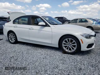 2018 BMW 3 Series 320i z VIN WBA8E1G55JNU88942, wystawiony jako Copart lot #51738745 z przebiegiem Nie podano mil oraz Szkody całkowita. Historia ofert i sprzedaży dostępna na DreamBid. Obrazek 4.