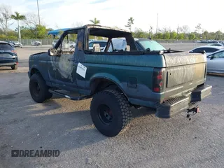 1992 Ford Bronco XL z VIN 1FMEU15N1NLA67132, wystawiony jako IAAI lot #41451821 z przebiegiem Nie podano mil oraz . Historia ofert i sprzedaży dostępna na DreamBid. Obrazek 3.