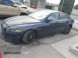 2017 Jaguar XE 25t Prestige z VIN SAJAE4BG7HA965131, wystawiony jako IAAI lot #41470414 z przebiegiem 131 300 mil mil oraz . Historia ofert i sprzedaży dostępna na DreamBid. Obrazek 2.