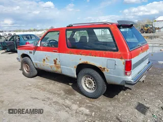 1984 Chevrolet Blazer z VIN 1G8CT18B1E8203630, wystawiony jako IAAI lot #42143372 z przebiegiem 15 mil mil oraz . Historia ofert i sprzedaży dostępna na DreamBid. Obrazek 3.