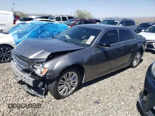 2012 Chrysler 300 C z VIN 2C3CCAET4CH277249, wystawiony jako Copart lot #55294715 z przebiegiem 108 275 mil mil oraz Szkoda całkowita • Salvage title. Historia ofert i sprzedaży dostępna na DreamBid. Obrazek 1.