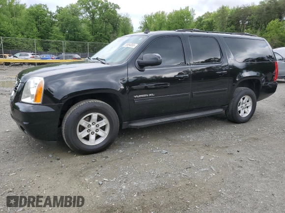 2013 GMC Yukon XL SLT z VIN 1GKS2KE75DR331103, wystawiony jako Copart lot #55884055 z przebiegiem 199 485 mil mil oraz Czysty tytuł • Clean title. Historia ofert i sprzedaży dostępna na DreamBid. Obrazek 1.