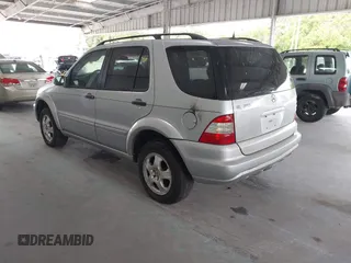 2002 Mercedes-Benz M 320/430/500 z VIN 4JGAB54E42A298255, wystawiony jako IAAI lot #42502789 z przebiegiem 134 879 mil mil oraz . Historia ofert i sprzedaży dostępna na DreamBid. Obrazek 3.