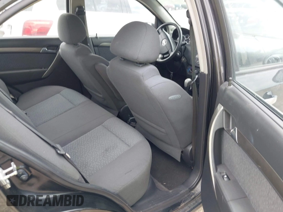 2008 Chevrolet Aveo LT z VIN KL1TG56638B063246, wystawiony jako IAAI lot #42392278 z przebiegiem 104 681 mil mil oraz . Historia ofert i sprzedaży dostępna na DreamBid. Obrazek 8.