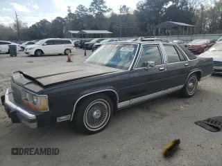 1990 Ford Crown Victoria z VIN 2FACP74F2LX147142, wystawiony jako Copart lot #49622205 z przebiegiem 82 728 mil mil oraz Szkody całkowita. Historia ofert i sprzedaży dostępna na DreamBid. Obrazek 1.