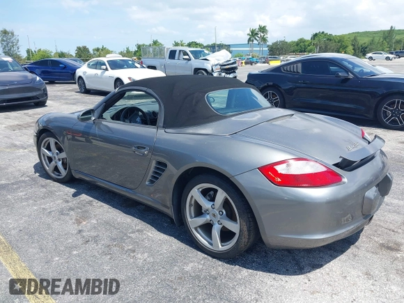 2007 Porsche Boxster z VIN WP0CA29877U710966, wystawiony jako IAAI lot #39794748 z przebiegiem 147 803 mil mil oraz . Historia ofert i sprzedaży dostępna na DreamBid. Obrazek 3.