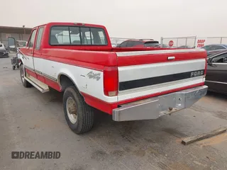 1996 Ford F-250 z VIN 1FTHX26G0TEA08492, wystawiony jako IAAI lot #42435528 z przebiegiem 108 159 mil mil oraz . Historia ofert i sprzedaży dostępna na DreamBid. Obrazek 3.