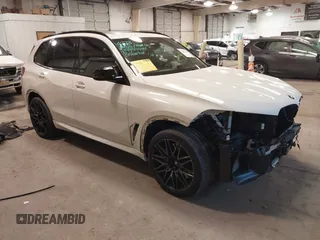 2021 BMW X5 M z VIN 5YMJU0C0XM9E08263, wystawiony jako IAAI lot #41405310 z przebiegiem 35 350 mil mil oraz . Historia ofert i sprzedaży dostępna na DreamBid. Obrazek 1.