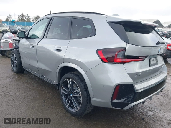 2023 BMW X1 xDrive28i z VIN WBX73EF02P5X48940, wystawiony jako IAAI lot #41528706 z przebiegiem 10 683 mil mil oraz . Historia ofert i sprzedaży dostępna na DreamBid. Obrazek 3.