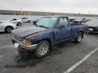 1989 Toyota Pickup DX z VIN JT4RN81P6K0018038, wystawiony jako Copart lot #50965315 z przebiegiem 276 650 mil mil oraz Czysty tytuł • Clean title. Historia ofert i sprzedaży dostępna na DreamBid. Obrazek 1.