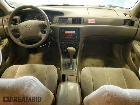 2000 Toyota Camry CE z VIN 4T1BG22K2YU742415, wystawiony jako Copart lot #55763165 z przebiegiem 245 821 mil mil oraz Czysty tytuł • Clean title. Historia ofert i sprzedaży dostępna na DreamBid. Obrazek 8.